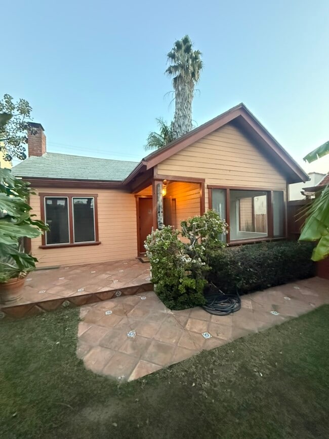 8921 Rosewood Ave in West Hollywood, CA - Building Photo - Building Photo