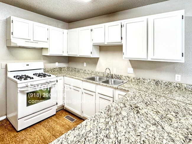 8126 E 65th Pl in Tulsa, OK - Building Photo - Building Photo