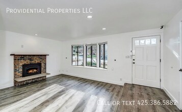 10932 NE 60th St in Kirkland, WA - Building Photo - Building Photo