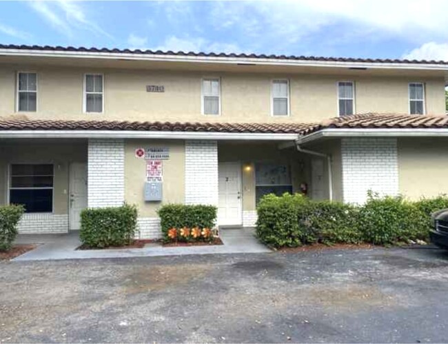 3740 Riverside Dr in Coral Springs, FL - Foto de edificio - Building Photo