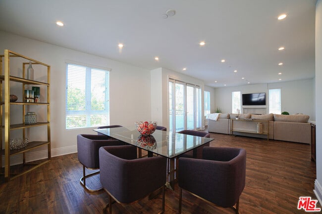 property at 907 S Shenandoah St