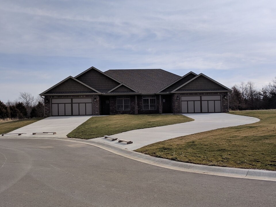 1242 Dara Dr in Lebanon, MO - Building Photo