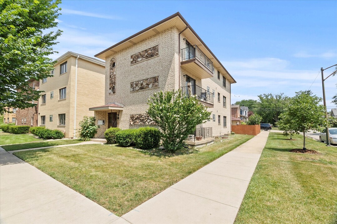 6617 N Northwest Hwy in Chicago, IL - Building Photo