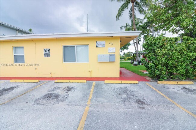 716 NE 8th St in Hallandale Beach, FL - Building Photo - Building Photo