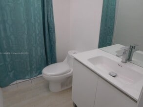 815 NE 199th St, Unit 202 in Miami, FL - Building Photo - Building Photo