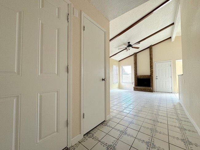 11302 Lake Ozarks Dr in El Paso, TX - Building Photo - Building Photo