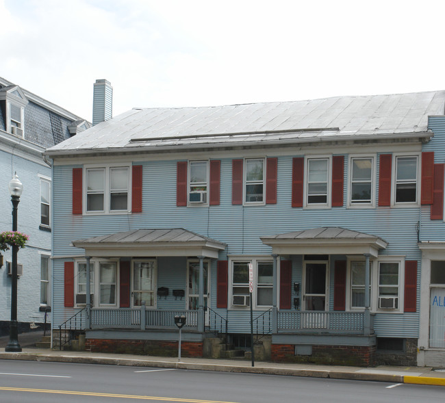 252-254 W Main St in Bloomsburg, PA - Foto de edificio - Building Photo