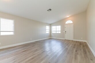7105 Village Shore Ct in Las Vegas, NV - Building Photo - Building Photo