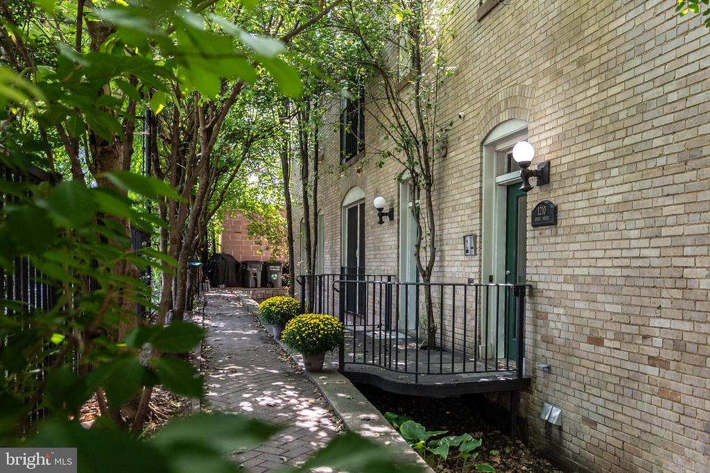 1210 Queen St in Alexandria, VA - Building Photo