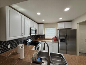 10053 Lake Oak Cir in Tampa, FL - Building Photo - Building Photo