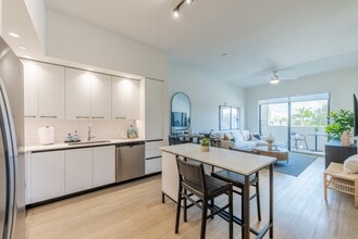 South Pointe Apartments in Miami Lakes, FL - Foto de edificio - Building Photo