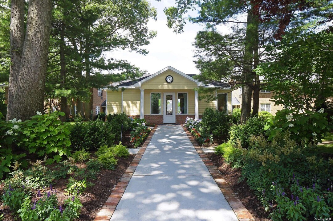 23 Weaver Dr-Unit -11-3O in Massapequa, NY - Building Photo