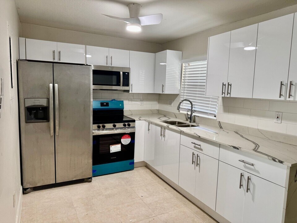 851 SW 8th St-Unit -853 in Hallandale Beach, FL - Building Photo
