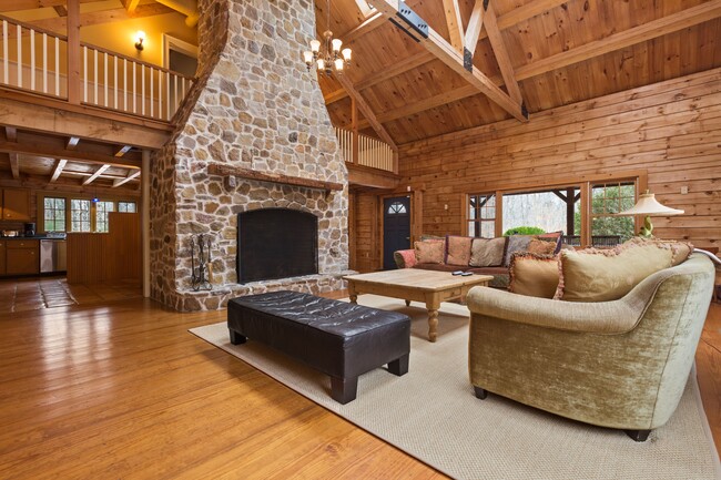 150 Oakview Hwy in East Hampton, NY - Building Photo - Building Photo