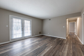 Lofts at Glenhaven in Winston-Salem, NC - Foto de edificio - Building Photo