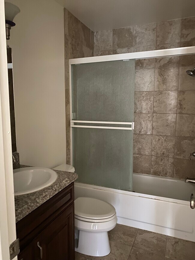 501 E Magnolia Blvd, Unit 203 in Burbank, CA - Foto de edificio - Building Photo