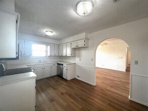 1024 S Highland Dr in Mustang, OK - Building Photo - Building Photo