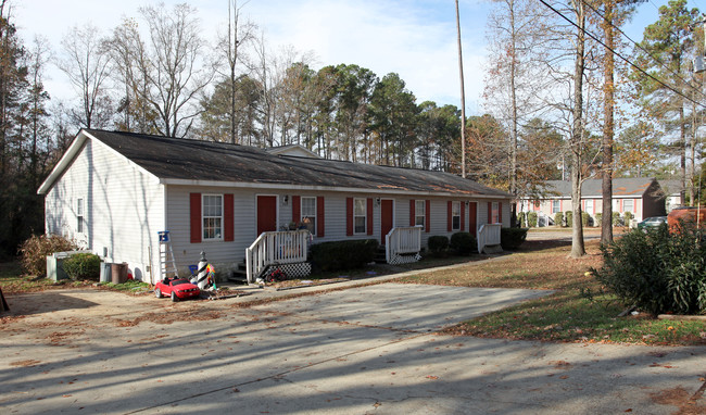 501-529 Holding St in Clayton, NC - Foto de edificio - Building Photo