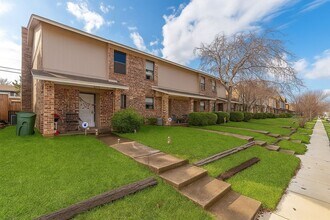 1024 Southmoor Dr in Arlington, TX - Building Photo - Building Photo