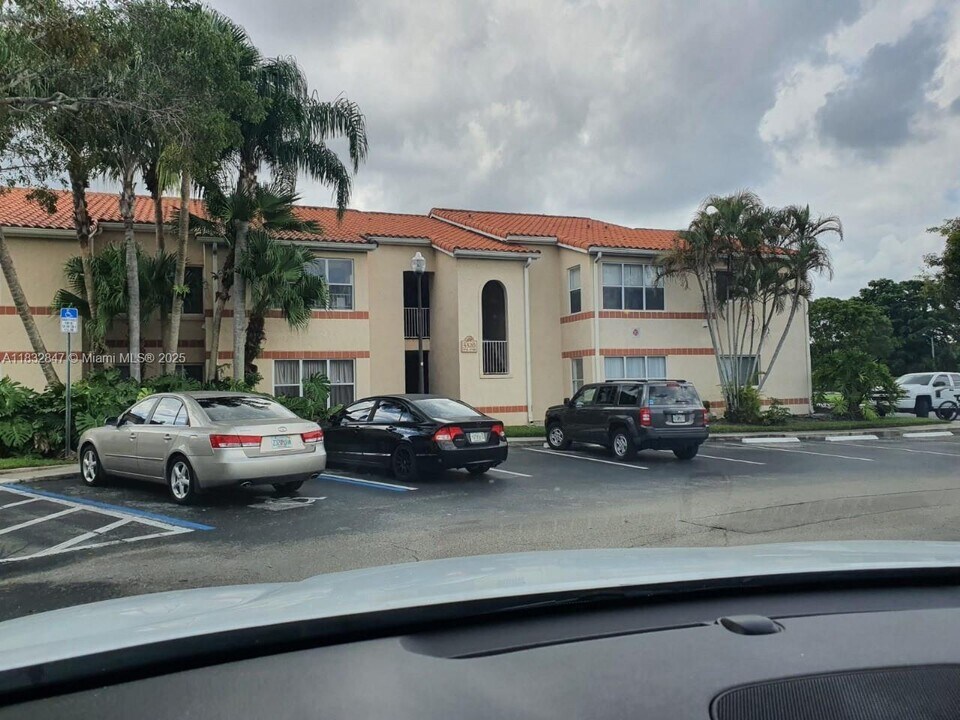 3320 Pinewalk Dr N in Margate, FL - Building Photo