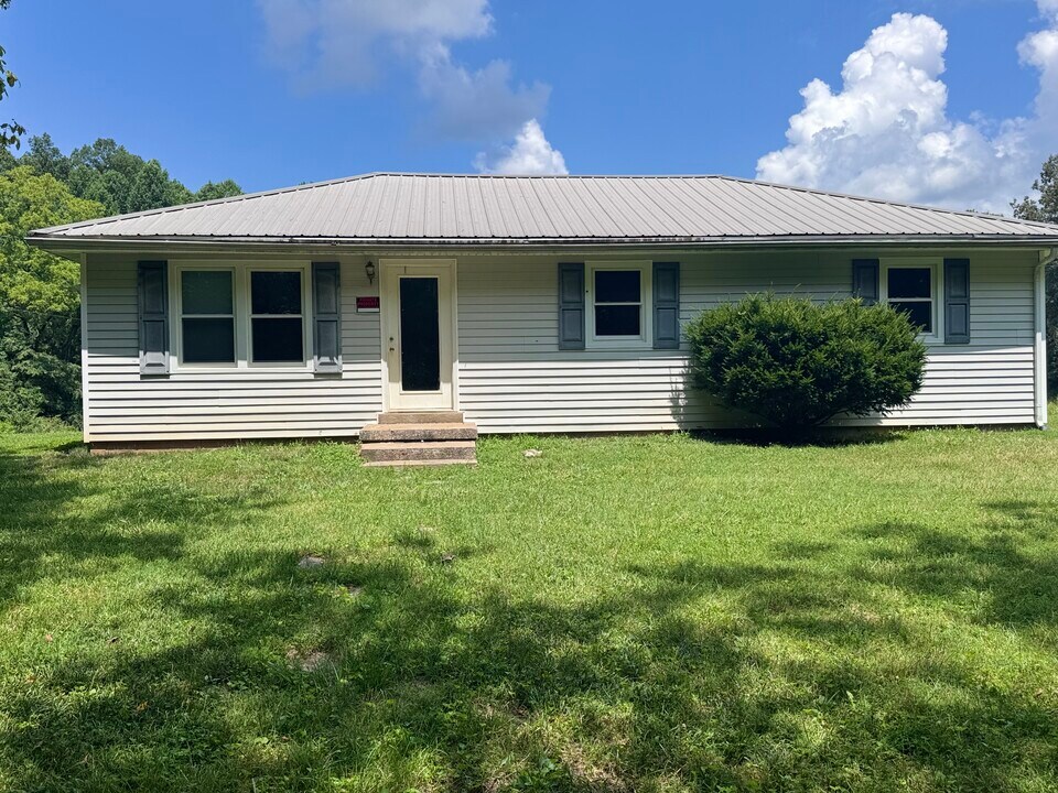 350 Tanyard Hollow Rd in Munfordville, KY - Foto de edificio