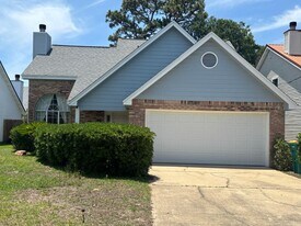 37 3rd St in Shalimar, FL - Building Photo