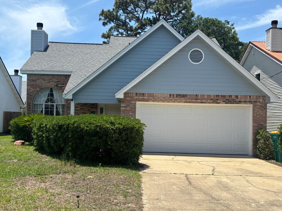 37 3rd St in Shalimar, FL - Building Photo