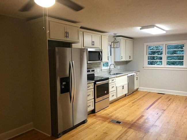 566 Mulberry Ln in Gainesville, GA - Building Photo - Building Photo