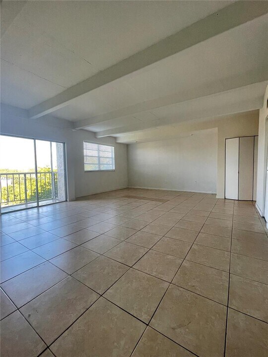 8950 NE 8th Ave in Miami, FL - Building Photo