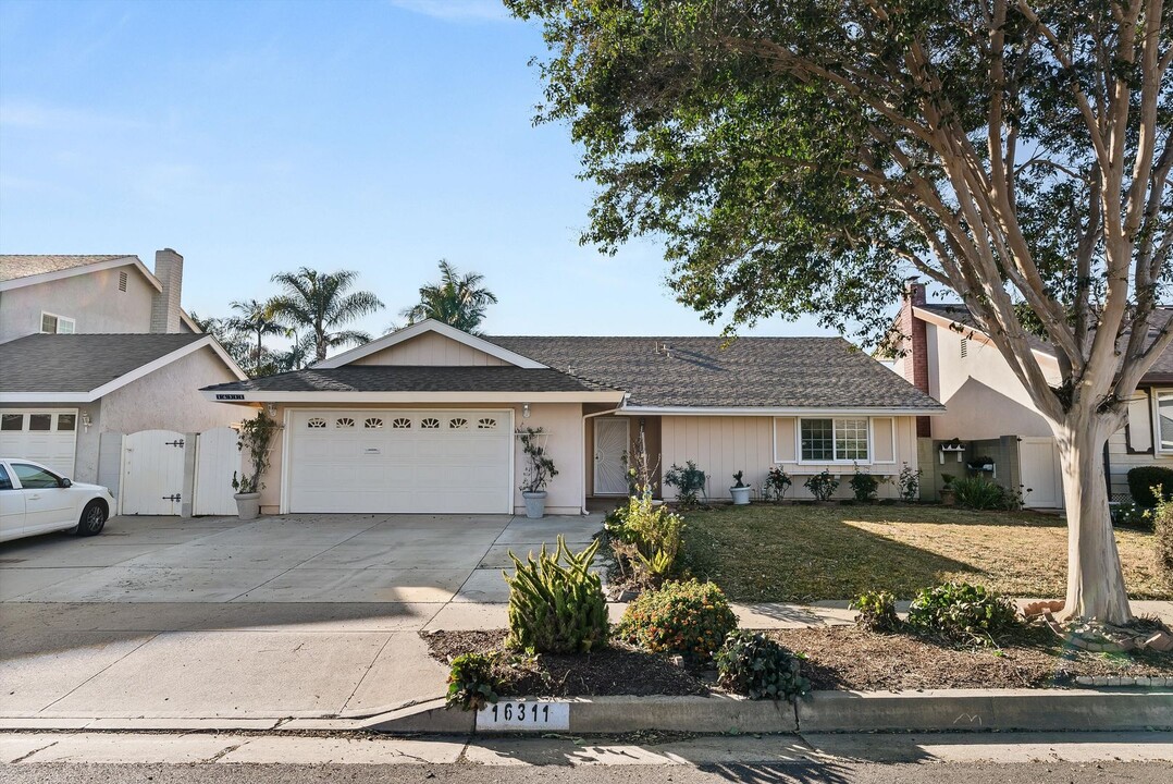 16311 Serenade Ln in Huntington Beach, CA - Building Photo