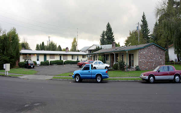 1015 NE 181st Ave in Gresham, OR - Foto de edificio