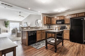 Bedford Place Apartments in Blacklick, OH - Foto de edificio - Building Photo