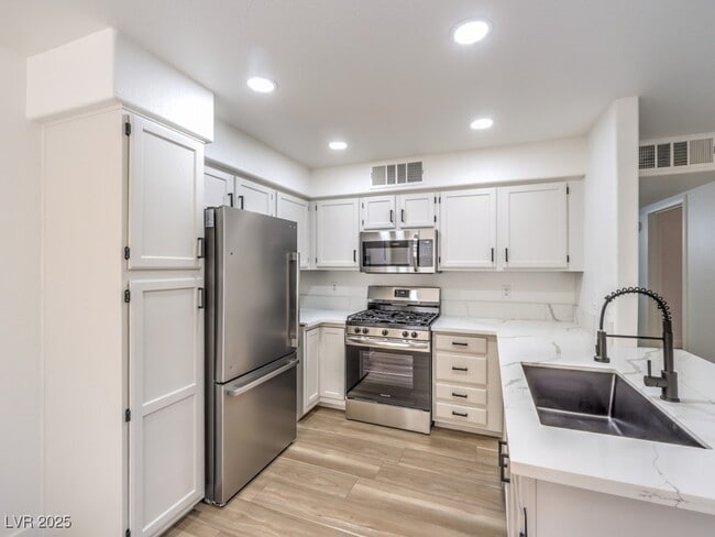 3425 E Russell Rd in Las Vegas, NV - Building Photo - Building Photo