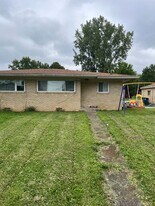 7014-7016 Manor Dr S in Brownsburg, IN - Building Photo