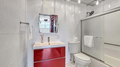 111 Golden Isles Dr, Unit G2 in Hallandale Beach, FL - Building Photo - Building Photo