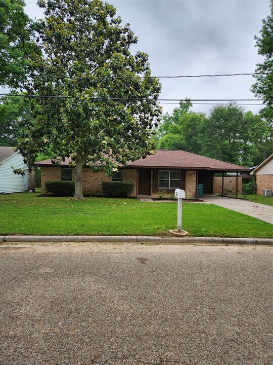 205 N Forest Dr in Willis, TX - Building Photo