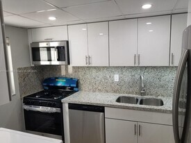 11339 SW 71st St in Miami, FL - Building Photo