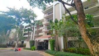 2025 Lavers Cir in Delray Beach, FL - Building Photo