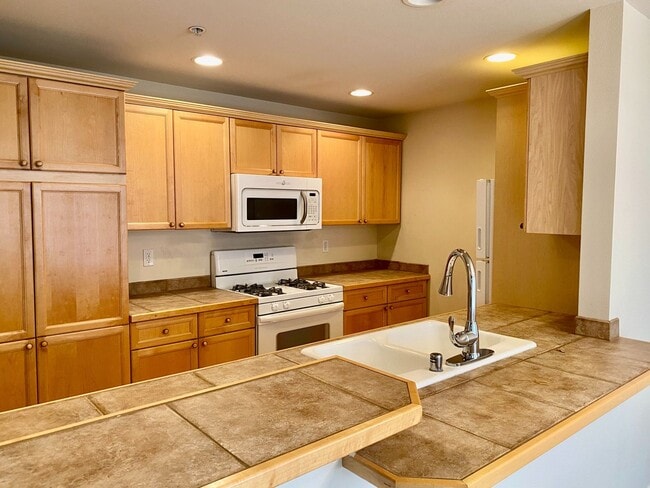 Beautiful Condo Within Walking Distance of Downtown Redmond!! in Redmond, WA - Foto de edificio - Building Photo