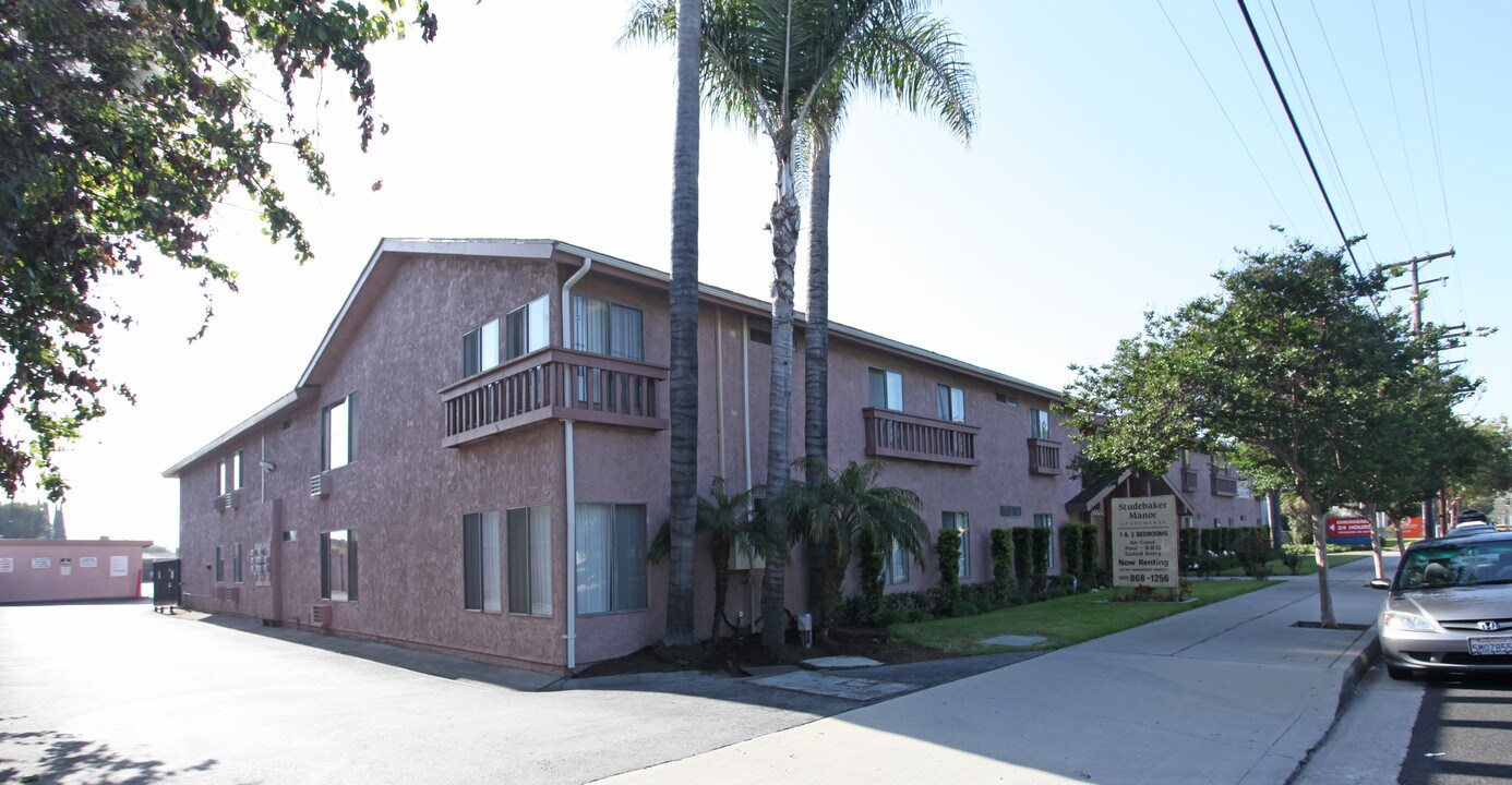 Studebaker Manor in Norwalk, CA - Foto de edificio