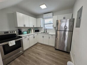 584 NW 30th St in Miami, FL - Building Photo - Building Photo