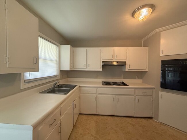 105-107 Woodland Dr in Cary, NC - Foto de edificio - Building Photo