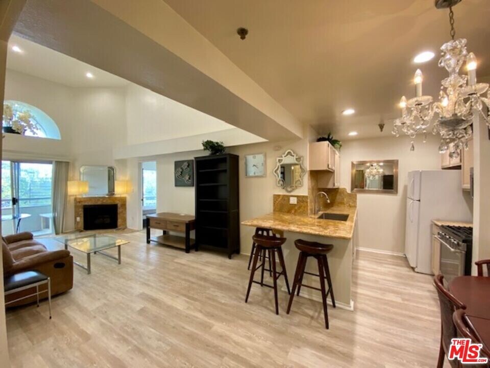 10960 Ashton Ave in Los Angeles, CA - Building Photo