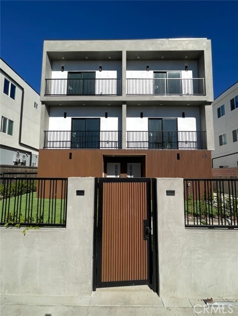 property at 613 W 41st Pl