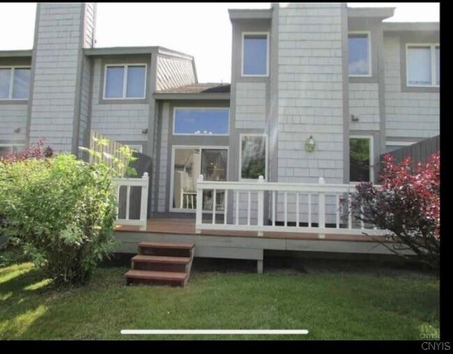 property at 372 Summerhaven Dr N