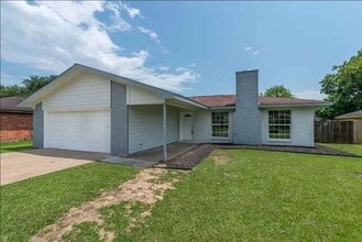 4915 Sassafras Ln in Beaumont, TX - Foto de edificio - Building Photo