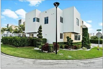 6767 NW 103rd Pl in Doral, FL - Building Photo - Building Photo