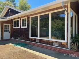 4199 W Dry Creek Rd in Healdsburg, CA - Building Photo