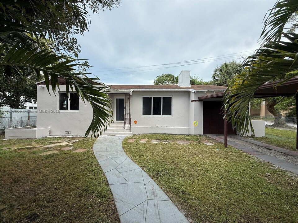 586 NW 48th St in Miami, FL - Foto de edificio