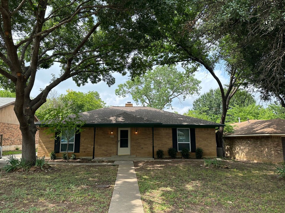 1820 Broadway St in Denton, TX - Building Photo